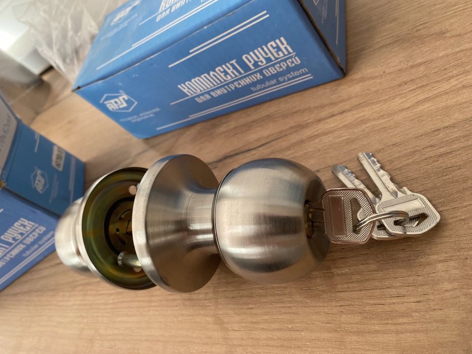 Продам дверные ручки с ключами