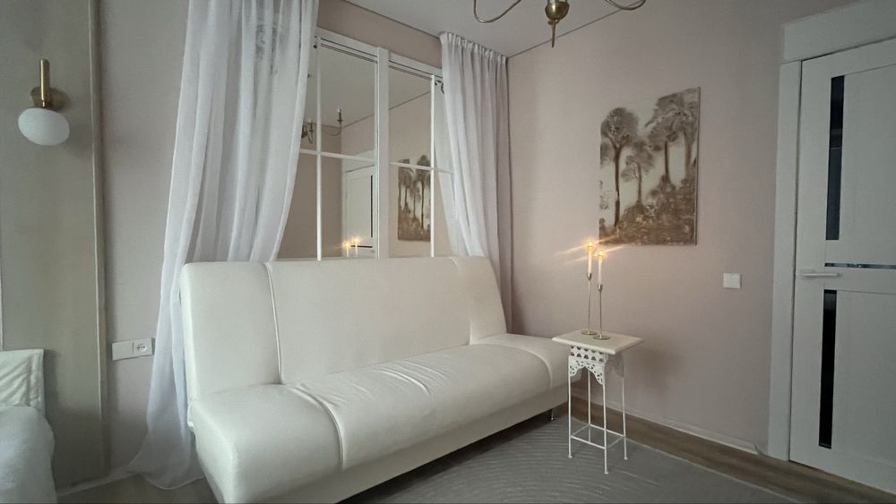 Продам молочный диван Экокожа.