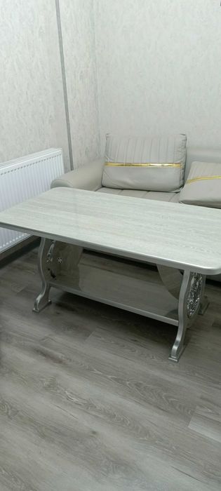 Sotiladi avangard uslubdagi stol (137x70 sm)