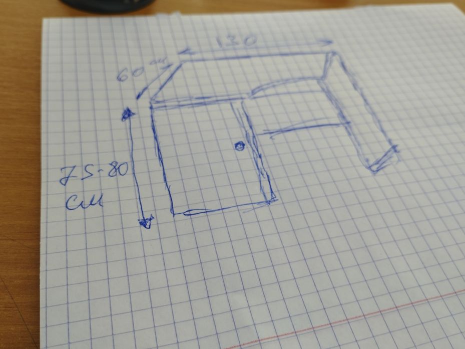 Стол в гтличном состоянии можно для компа