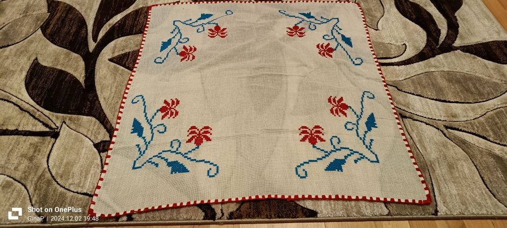 Vând fete masa  cusute manual.