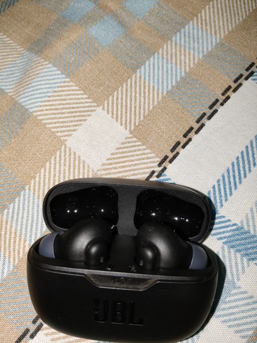 Продам новые наушники JBL