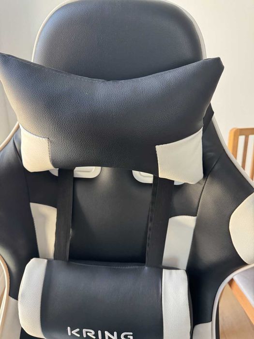 Scaun Gaming KRING Alb/Negru – Stare Excelentă, Pernă Lombară + Tetieră