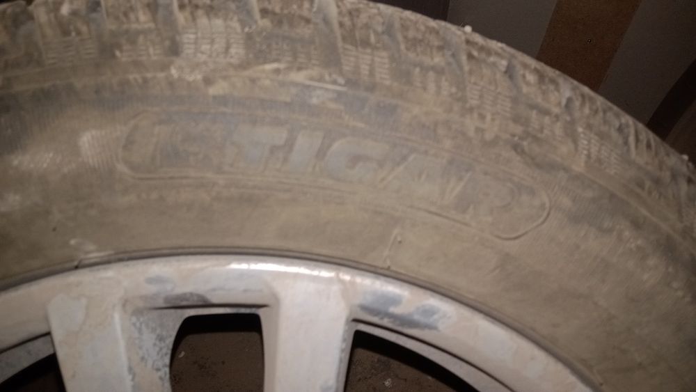 Продам зимние  шины с дисками от  шевроле