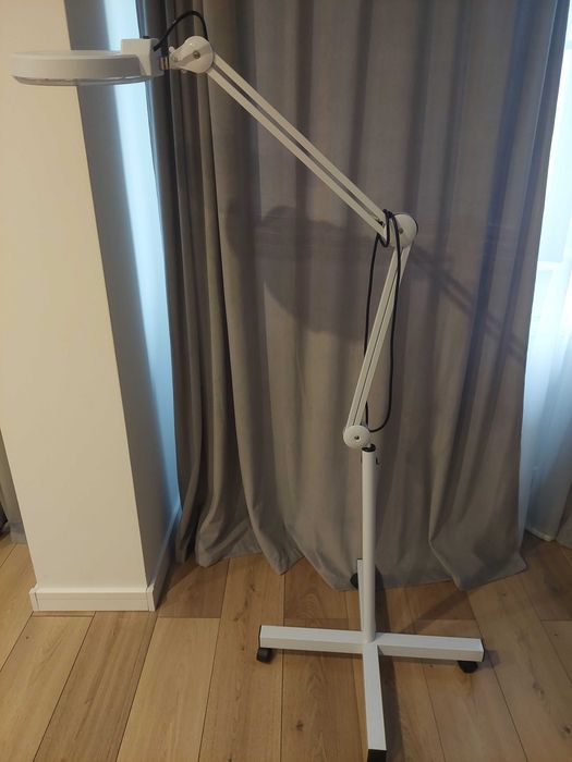Lampa cosmetica led cu lupa 5× si picior pe roti