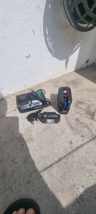 Nivela laser Makita cu baterie si incarcator