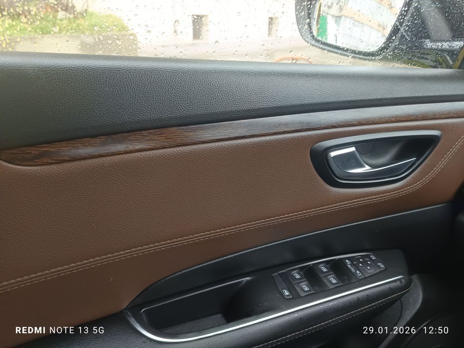 Автомобила е в много добро състояние както технически така и козметичн