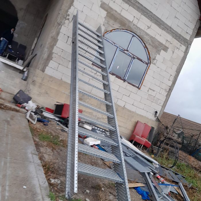 Scara metalica zincata neoxidabila