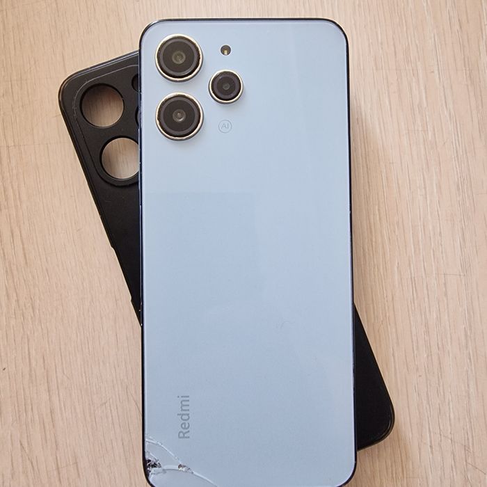 Продам смартфон Redmi 12 на 256 гигов.