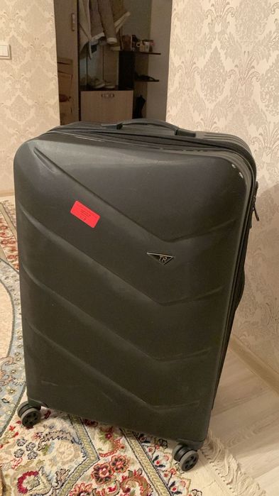 Чемодан черный для путешествий