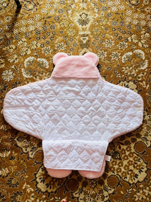 Пухкава подложка за повиване на бебе