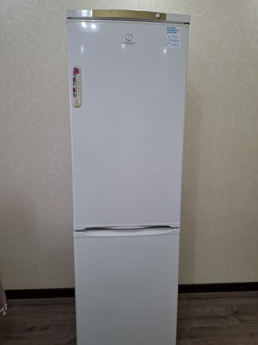 Продаеться Холодильник Indesit