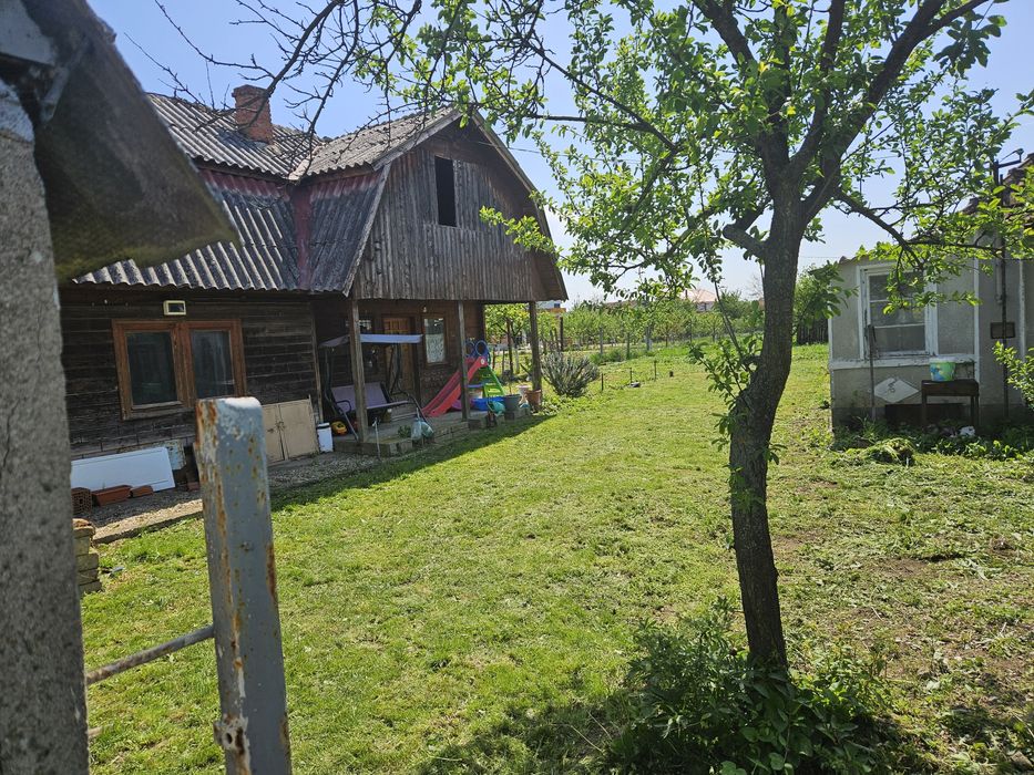 Casa de vânzare cu teren de 744 mp în Cihei