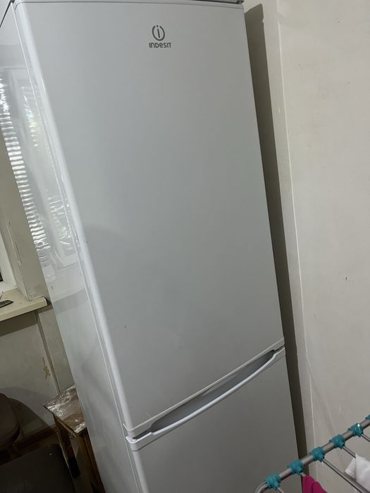 Продам холодильник Indesit