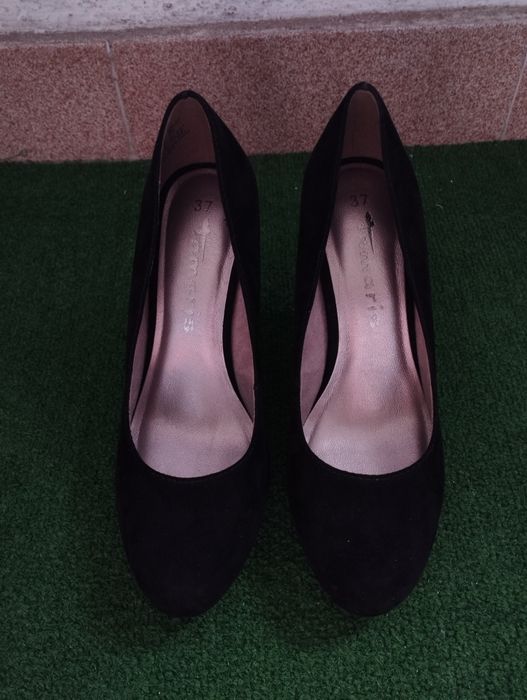 Черни велурени обувки с ток Tamaris