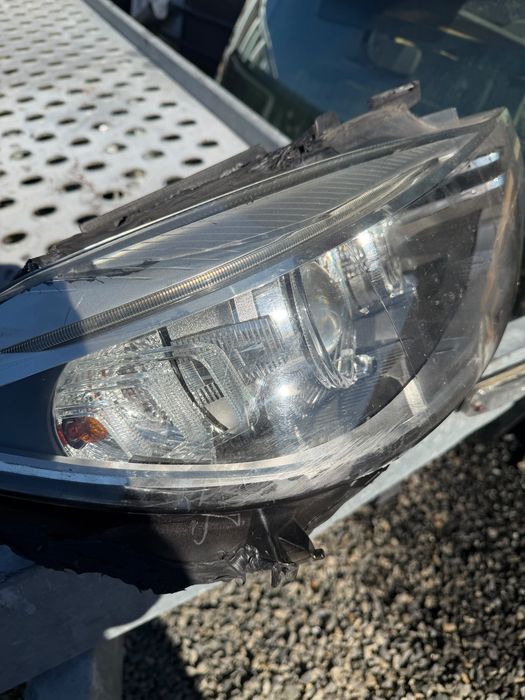 Far deeapta xenon bmw seria 3 gt f34 cu urechi rupte