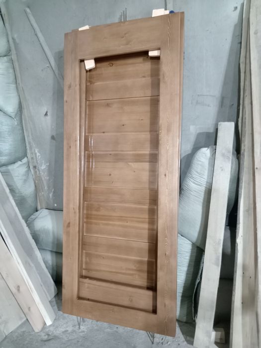 Деревяные двери под стекло.