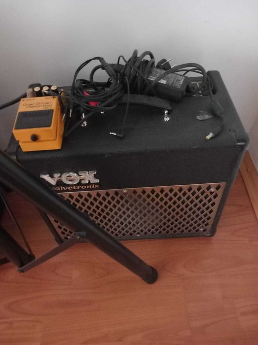 „Set complet formație – 3 chitare, tobe, orga electronica,sintetizator sunete VOX,3 statii pentru chitare 2vox, KMD, boxe, microfon