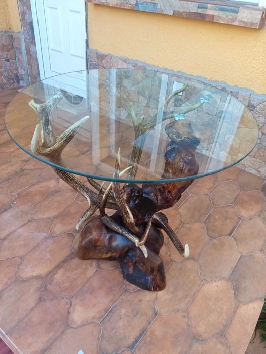 Маса със стъклен плот