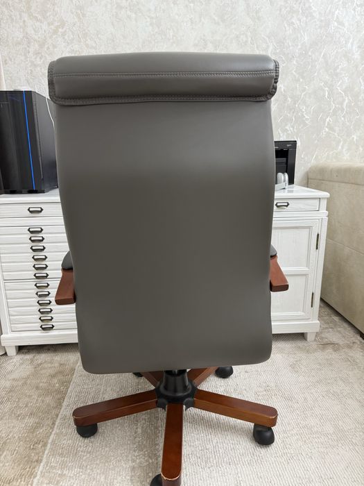 Кожаное кресло офисное
