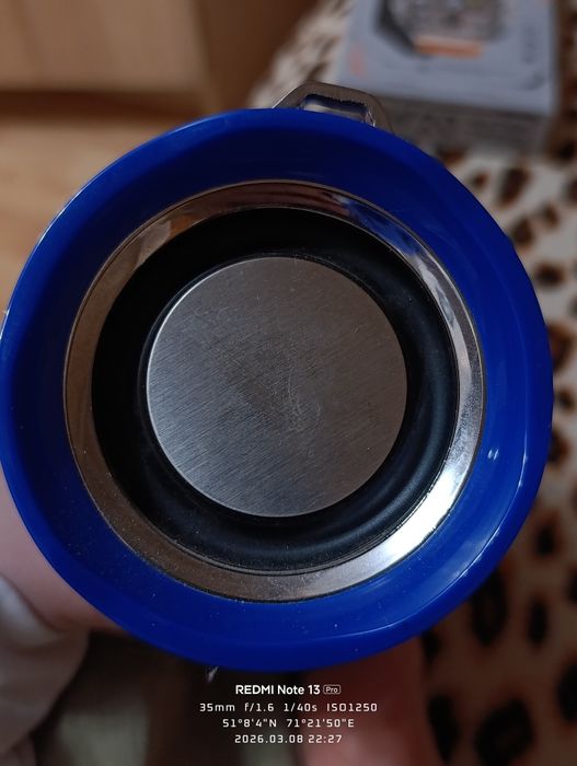 Колонка синего цвета