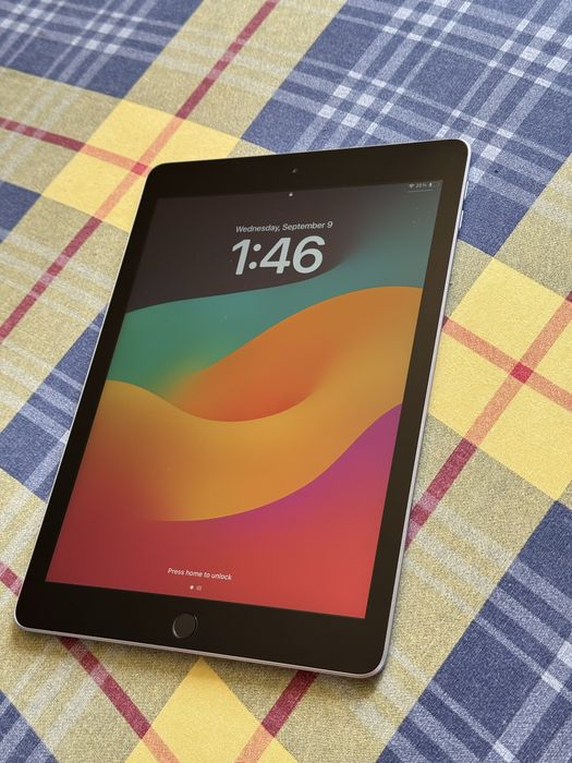 Apple iPad 6th Generation (9.7", 2018)