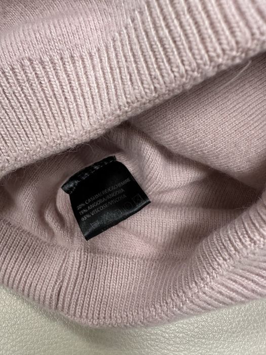 Дамска розова шапка с помпони