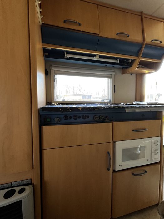 Каравана за 6 души Hobby DeLuxe 560