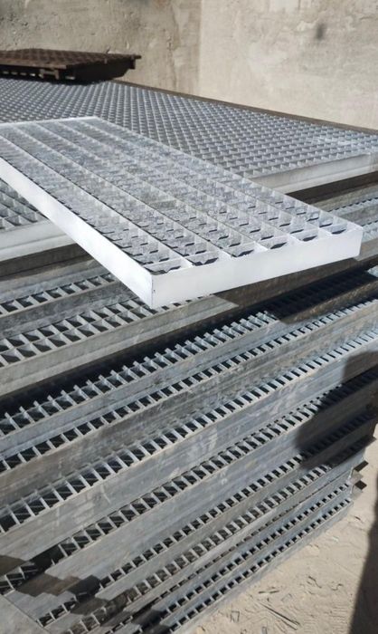 Trepte și grătatre zincate