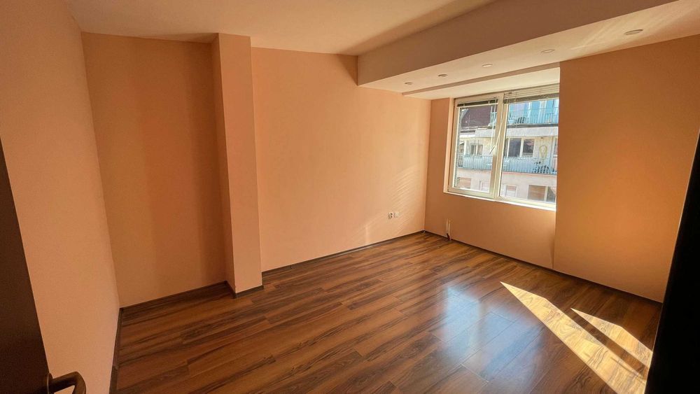 Продавам прекрасен 4-стаен апартамент в нова сграда в кв. Бели брези