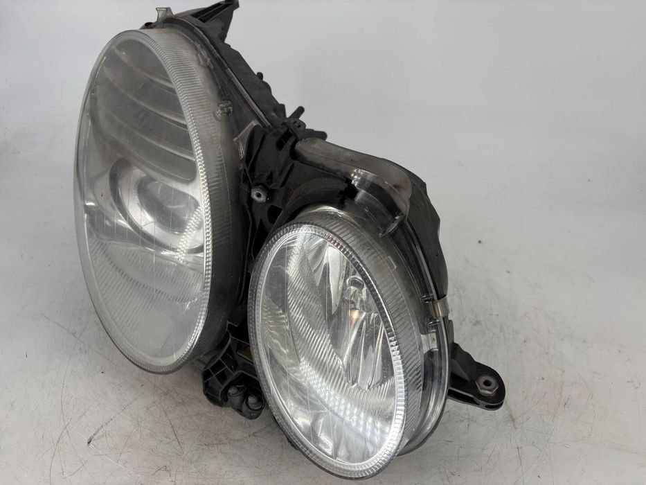 Far dreapta cu xenon Mercedes E-Class W211 an 2008