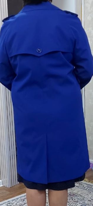 Плащ синнего цвета