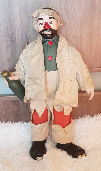 Старинна порцеланова кукла