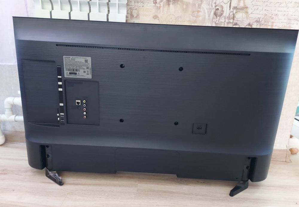 Смарт телевизор Samsung 81см. С креплением на стену.