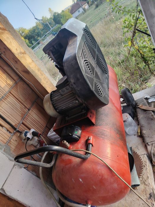 Vând compresor 270 l