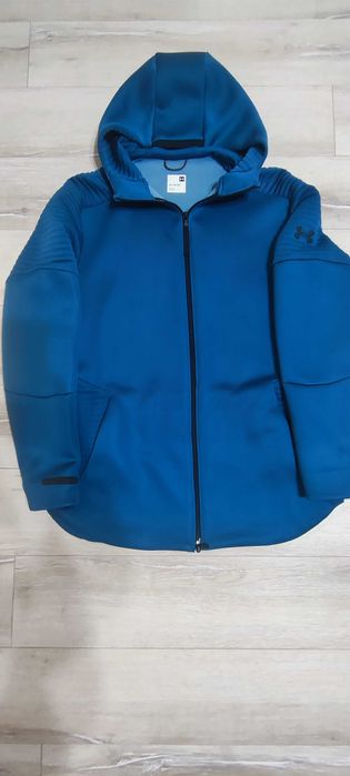 Продавам зимен суитчър с качулка Under Armour -  размер XL