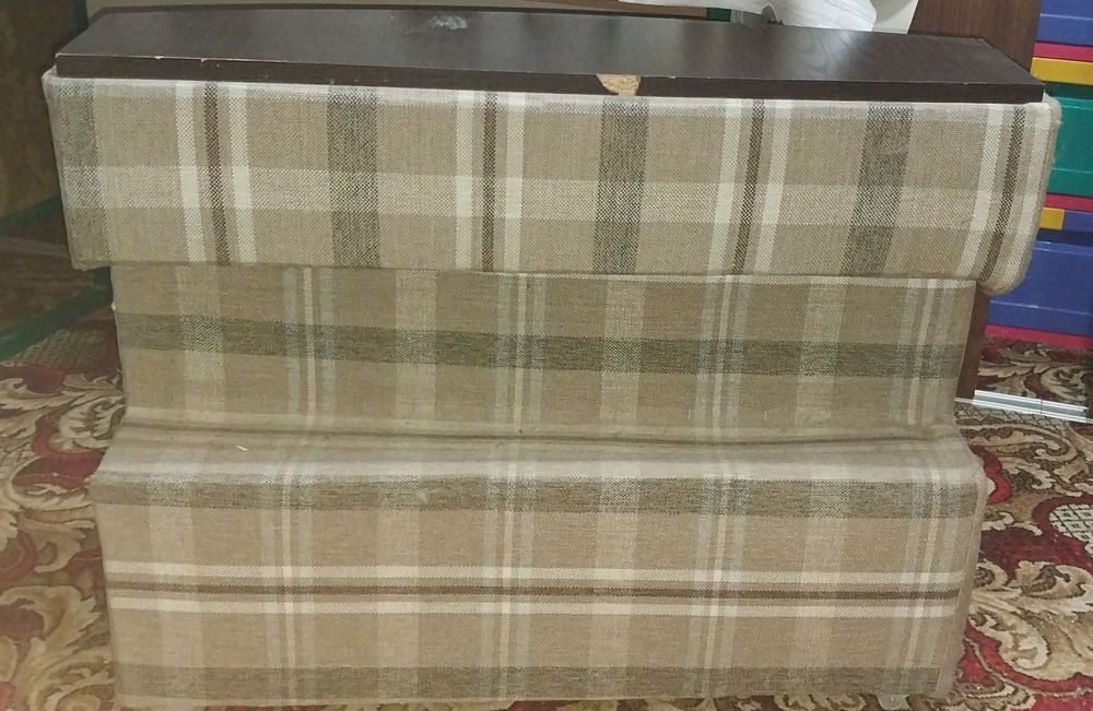 Диван-кровать, отдам даром.