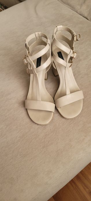 Босоножки кожаные 37 размер