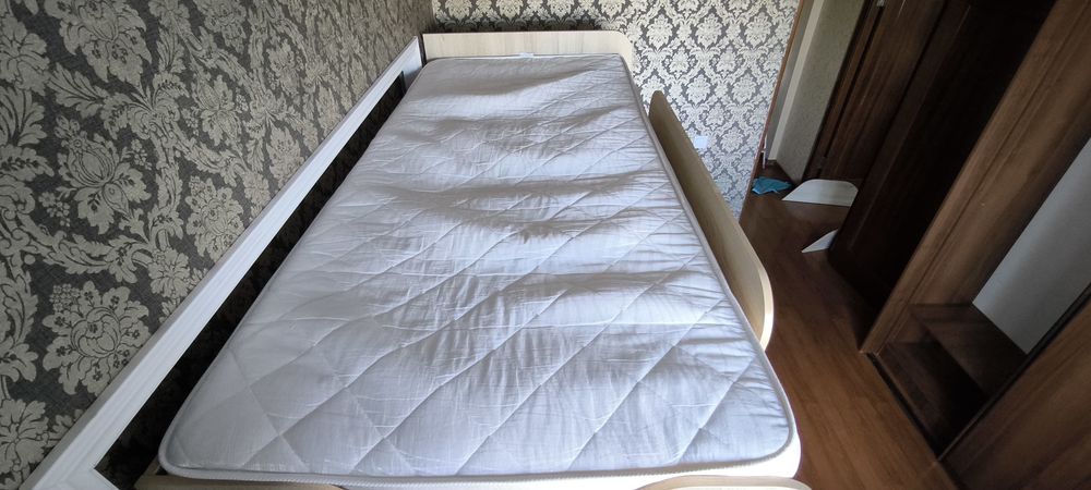 Продам двухяросную кровать.