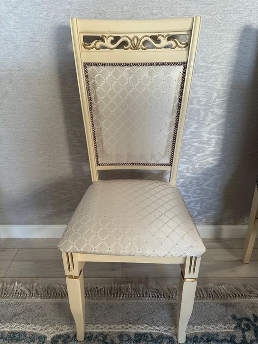 Большой стол со стульями