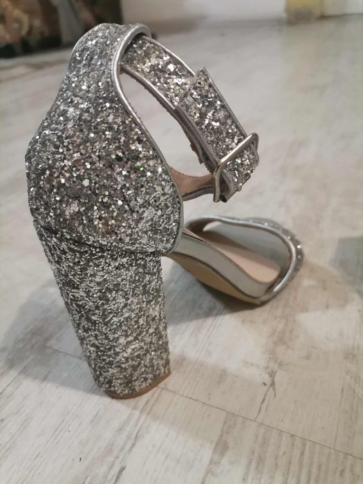 Сребристи токчета с брокат