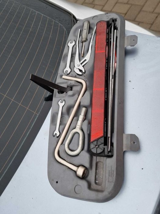 Trusa scule + triunghi Bmw seria 3 E46