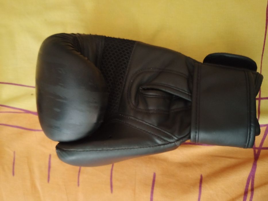 Боксерский комплект,шлем с регулировкой размера,и перчатки