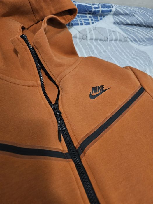 Оригинално! Оранжево горнище Nike tech fleece S размер