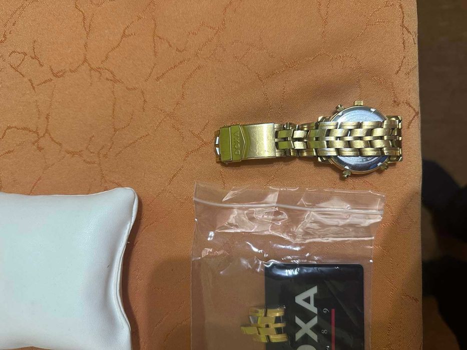 часовник DOXA, кварц, неразличим от нов, с история