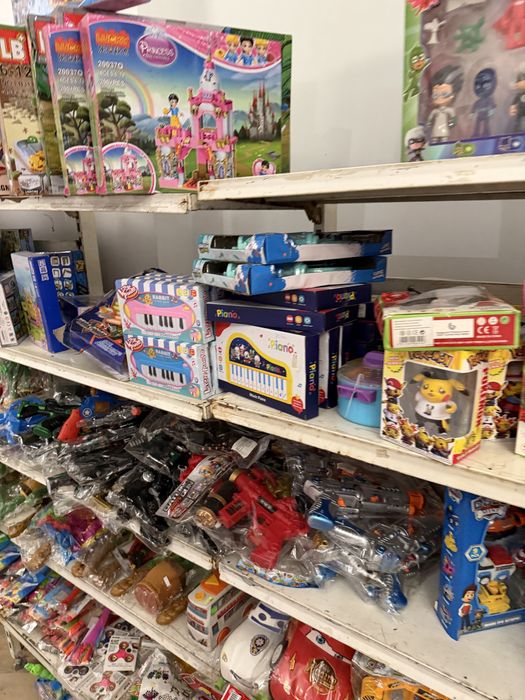 Vand stoc de jucarii