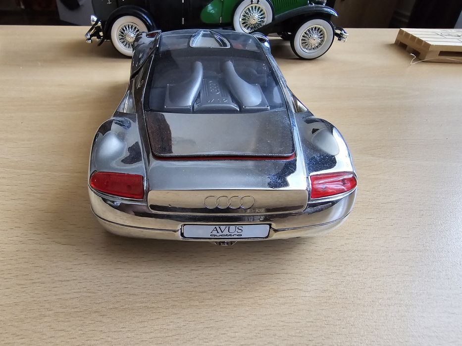 Vand macheta scara 1/18 Audi Avus crom producator Revell