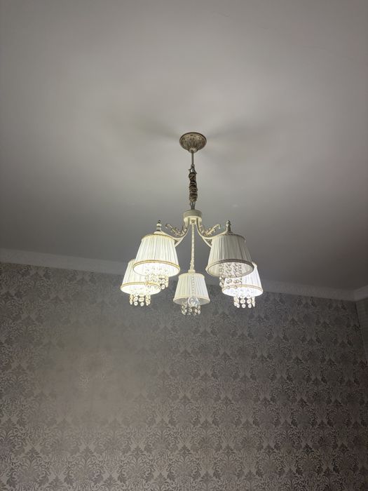 Продам люстру