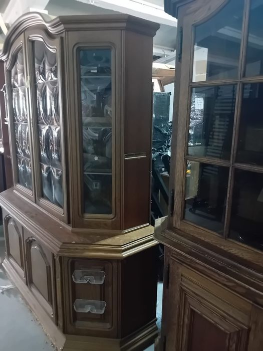 Vând  vitrine  și piese de mobilier
