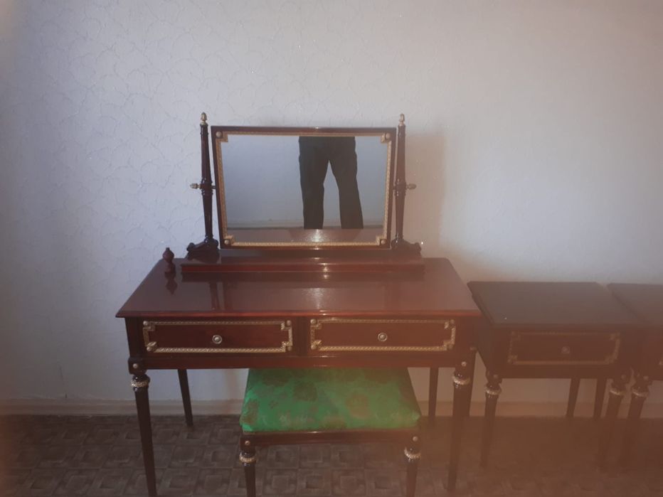 Продам шифонер  с тумбами и зеркалом